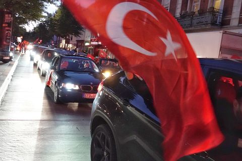 Anhänger von Recep Tayyip Erdoğan beim Autokorso