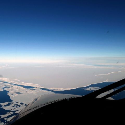 Blick auf den abgebrochenen Eisberg in der Antarktis aus der Luft
