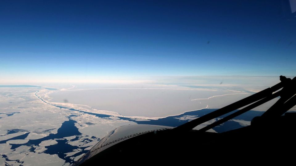 Blick auf den abgebrochenen Eisberg in der Antarktis aus der Luft