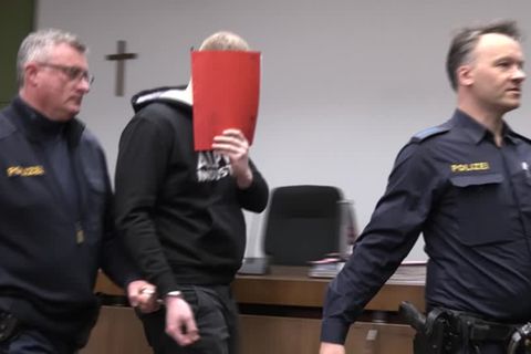 Video: Krankenpfleger muss sich wegen zweifachen Mordes verantworten