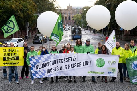 Aktivisten demonstrieren für den Klimaschutz
