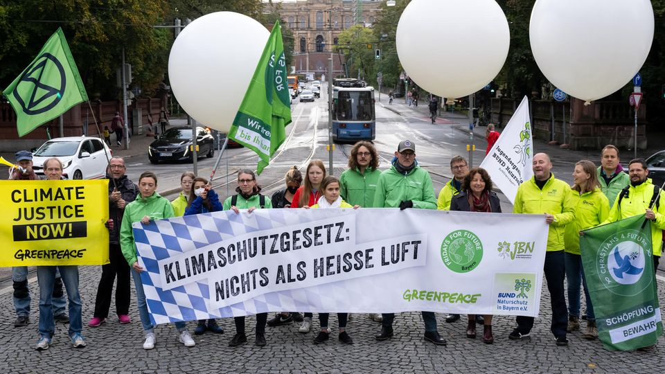 Aktivisten demonstrieren für den Klimaschutz