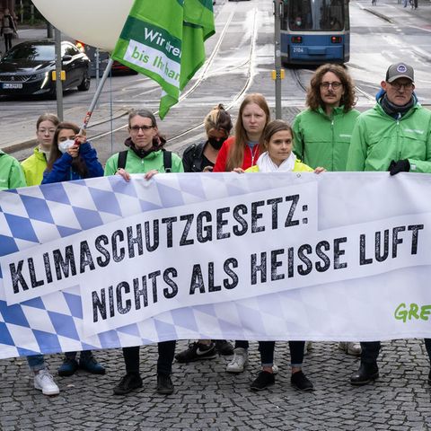 Aktivisten demonstrieren für den Klimaschutz