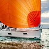 Family Cruiser Linjett 39  Die moderne Fahrtenyacht stammt von einer kleinen schwedischen Familienwerft. Das Urteil lautet: „Die neue Linjett 39 ist ein Fahrtenboot par  excellence. Ihre souveränen Segeleigenschaften begeistern. Dazu bietet sie eine Verarbeitungsqualität, die in diesem Größensegment ihresgleichen sucht.“