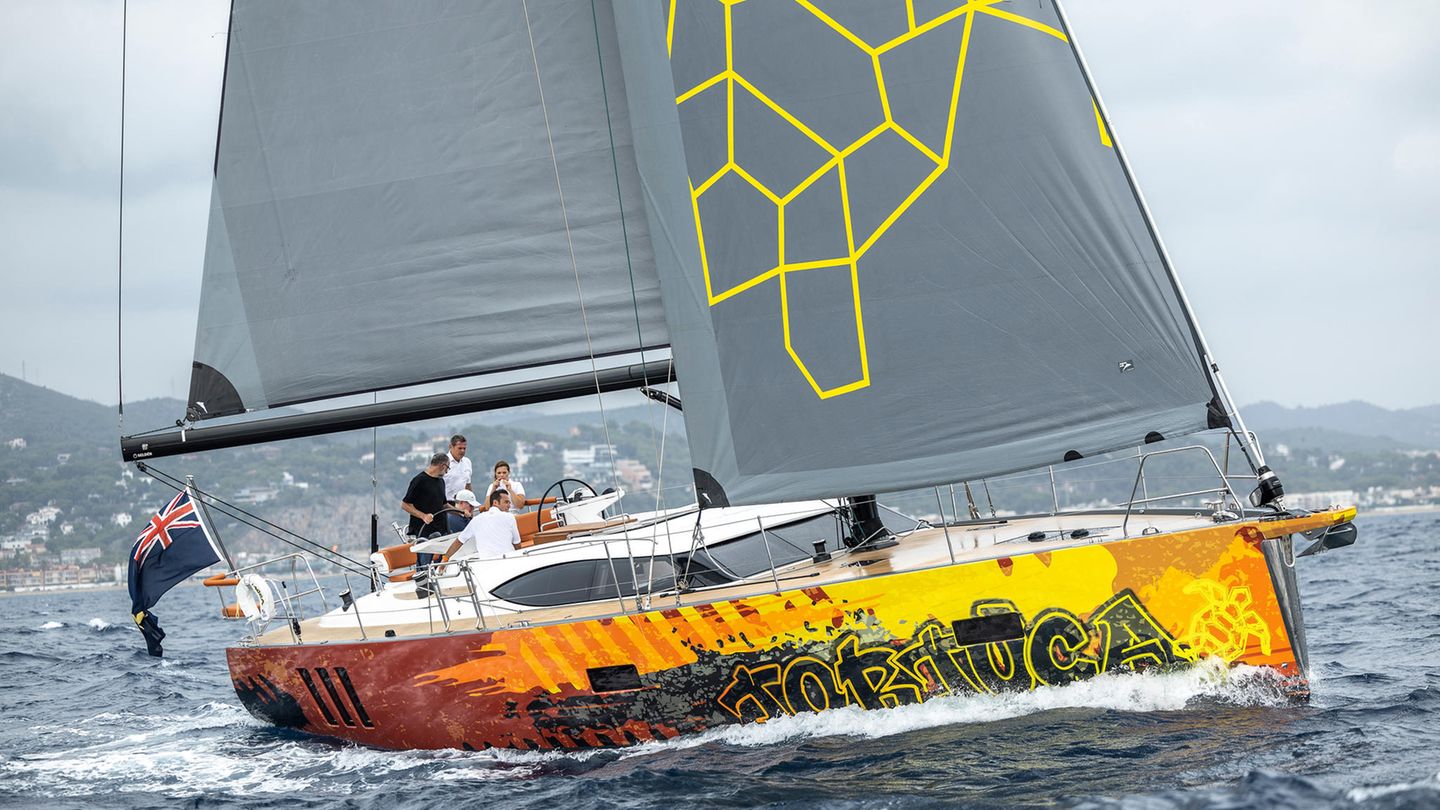 Luxury Cruiser - Oyster 495   Das neueste und kleinste Modell der britischen Werft ist eine Superyacht im Kompaktformat, heißt es in der Begründung. Sie überzeugt stilistisch mit Flushdeck und flachem Kajütaufbau. Der Preis liegt bei ca. 1,7 Millionen Euro.
