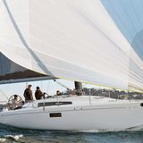 Performance Cruisern - First 36   Mit dem breiten Heck und zwei Ruderblättern vertritt die First 36 von Beneteau das moderne Yachtdesign. Gegenüber der starken Konkurrenz überzeugte die geräumige 11-Meter-Yacht aus Fankreich durch ihr Design und ihr Leistungspotenzial, so die Jury.