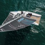Besondere Erwähnung wegen Nachhaltigkeit - Ecoracer 25   Das preisgekrönte und erfolgreiche Sportboot aus Italien beweist, dass eine Recycling-Yacht aus Flachsfasern eine Top-Leistung bringen kann.