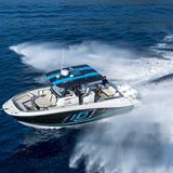 Motorboote bis 10 Meter - Jeanneau Cap Camarat 10.5 CC.   Als größtes Boot der Cap-Camarat-Serie bietet die 10.5 CC viel Platz auf und unter Deck. Besonderheit: Durch seitliche Tür in der Bordwand geht es ins Wasser.