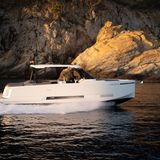 Motorboote bis 14 Meter - De Antonio D 36  Der dreifach gestufte Rumpf macht das Boot bis zu 45 Knoten schnell. Die Außenbordmotoren sitzen dabei  verdeckt unter der Hecksonnenliege und beeinträchtigen die Optik nicht, lobt die Jury