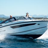 Kompaktklasse Sportboote bis 8 Meter - Askeladden C 78 Cruiser oder Parker 780 Escape   Die beiden baugleichen Boote sind eine Kombination aus Spaß-, Reise-, und Familienboot. „Sowohl Fahreigenschaften als  auch Verarbeitung sind sehr gut und mit bis zu 350 PS ist das Boot nicht nur sicher, sondern auch schnell unterwegs“, so die Jury.