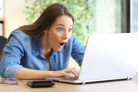 Frau freut sich über einen Online-Einkauf
