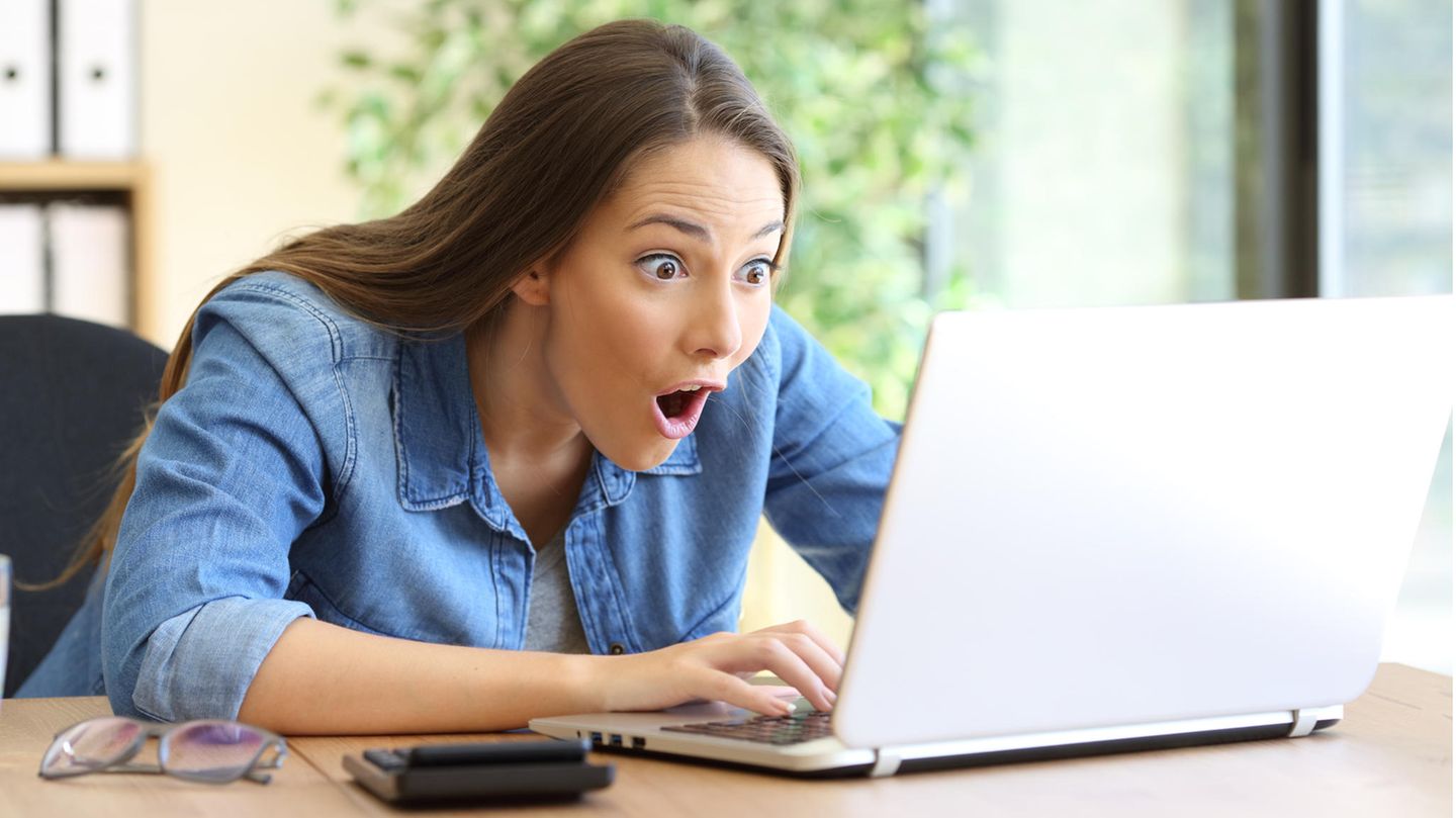 Frau freut sich über einen Online-Einkauf