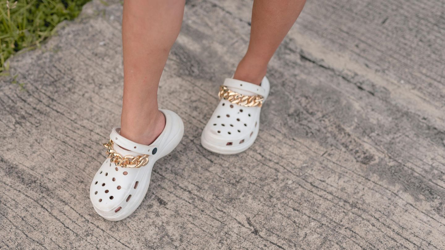 Crocs liegen im Jahr 2025 wieder voll im Trend.