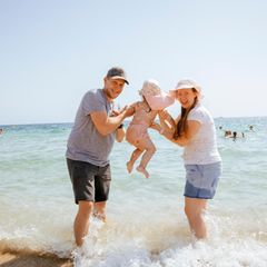 Eizellspende Monique und Patrick mit Tochter am Meer