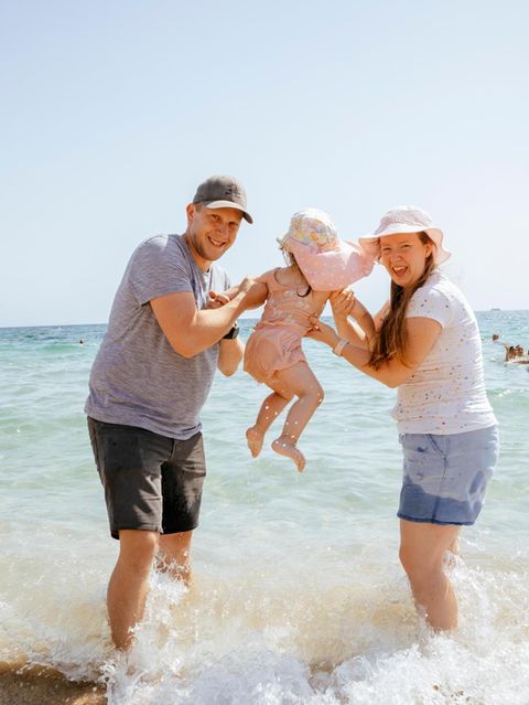 Eizellspende Monique und Patrick mit Tochter am Meer