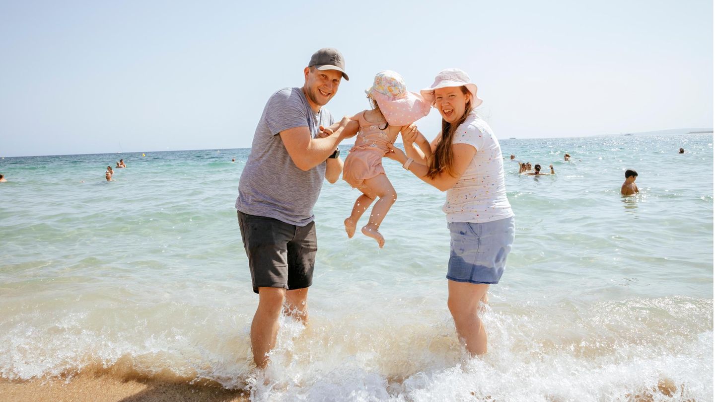 Monique und Patrick mit Tochter am Meer