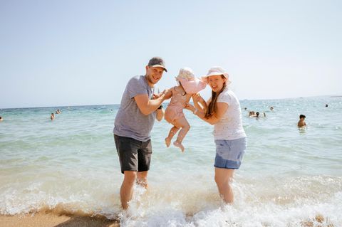Eizellspende Monique und Patrick mit Tochter am Meer