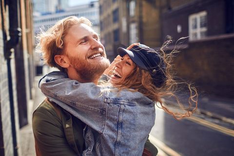Um das Risiko einer tiefen Verbindung zu einem Menschen einzugehen, braucht es die rosarote Brille des romantischen Verliebtseins