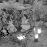 In der Nacht kommt es beim Lagerfeuer zu einem persönlichen Gespräch zwischen Jana Pallaske (l.) und Jolina Mennen. Die Schauspielerin erzählt von ihrer schlimmen Zeit in der Traumfabrik, wo sie mit Anfang 20 ihr Glück versucht hat: "Ich war in Hollywood und auch in L.A. und wurde da völlig traumatisiert", erzählt die 43-Jährige. "Da habe ich ganz schnell gemerkt: Dafür werde ich meine Seele nicht verkaufen. Es gab einfach permanent sexuelle Übergriffe. Das war so gang und gäbe, das wurde so ganz klar verlangt."