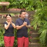 Djamila Rowe und Cosimo Citiolo müssen am Tag 12 zur Dschungelprüfung antreten. Bei er "Wall of Shame" haben sie 60 Sekunden Zeit, um sich 16 landestypische Bilder einzuprägen. Anschließend werden diese umgedreht, und ihnen werden Fragen zu den Bildern gestellt. Nur wenn sie beide das richtige Bild wiederfinden, das zur jeweiligen Frage als Antwort passt, bekommen sie einen Stern.