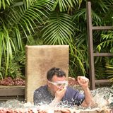 Alternativ werden sie in einen Ekel-Tank gekippt. Auch diese Erfahrung machen beide, Cosimo... 