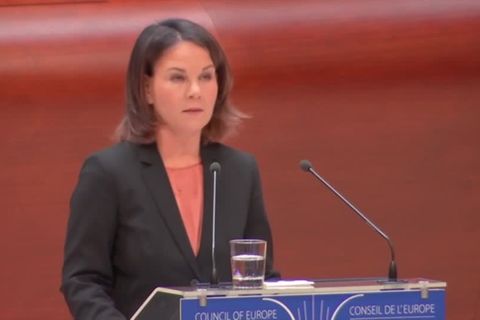 Video: Baerbock fordert Freilassung Kavalas
