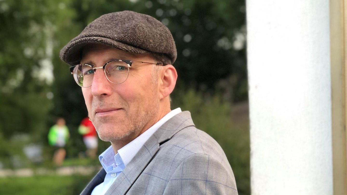 Roman "Die Liebe an miesen Tagen": Seinen Kleidungsstil hat Ewald Arenz, Jahrgang 1965, schon als Teenager gefunden Seinen Kleidungsstil hat Ewald Arenz, Jahrgang 1965, schon als Teenager gefunden