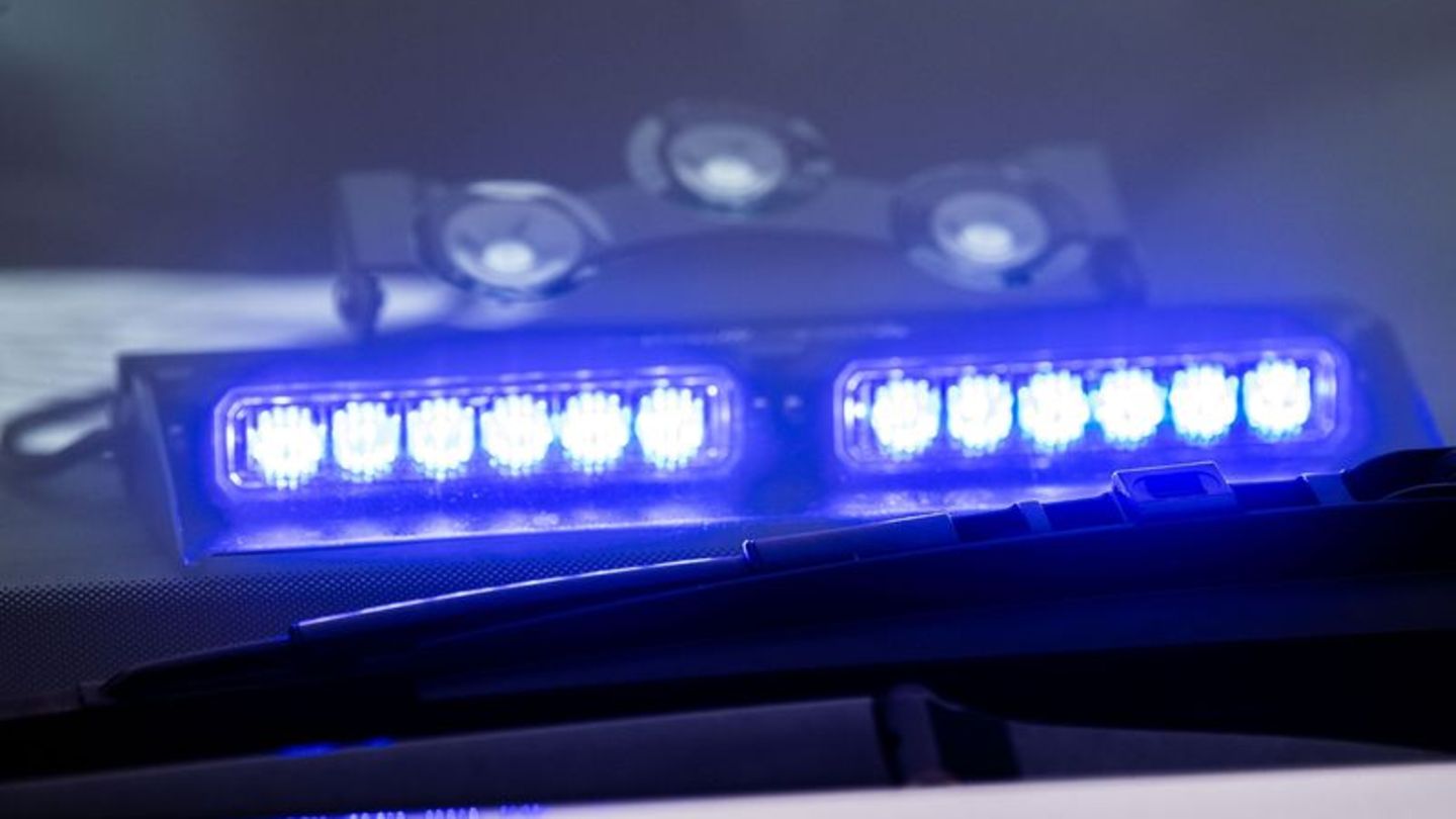 Ein Blaulicht leuchtet unter der Frontscheibe eines Einsatzfahrzeugs der Polizei. Die Polizei Wunstorf sucht einen 14-Jährigen