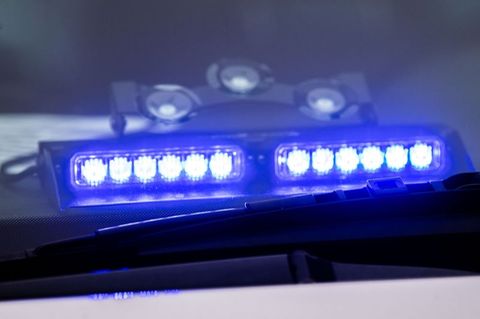 Ein Blaulicht leuchtet unter der Frontscheibe eines Einsatzfahrzeugs der Polizei. Die Polizei Wunstorf sucht einen 14-Jährigen