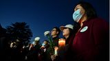 Monterey Park, Vereinigte Staaten. Nach dem Massaker in einem Club nahe Los Angeles gedenken Menschen mit Kerzen den elf Opfern. Ein 72-jähriger asiatischer Imigrant hatte mehrere Menschen erschossen – auch sich selbst.
