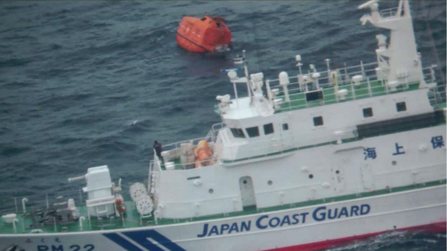 Schiffsunglück vor Japan: Frachter sinkt 100 Kilometer vor Küste – Behörden suchen nach Vermissten