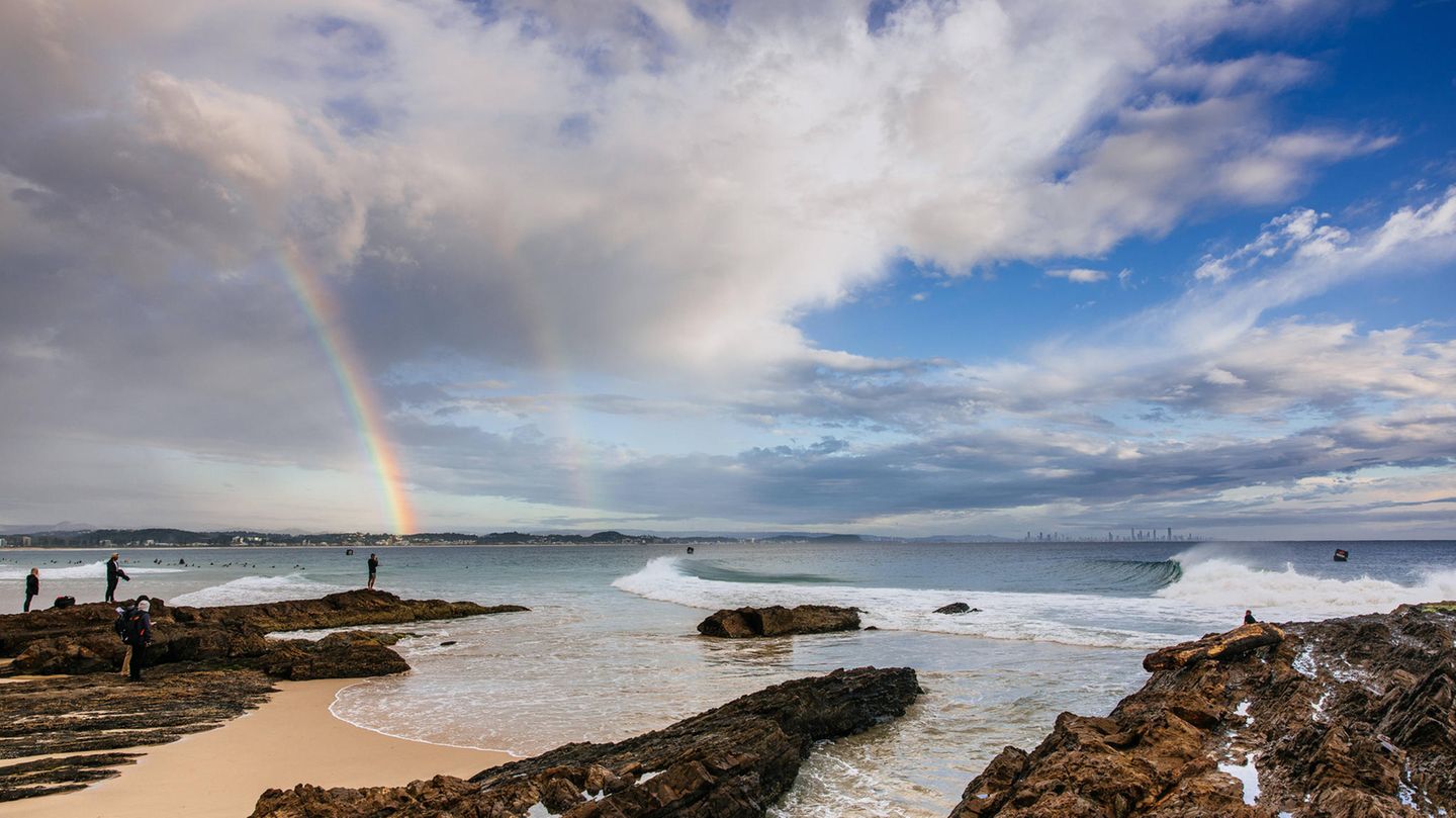 Regenbogen am Strand von Gold Cost, Australien