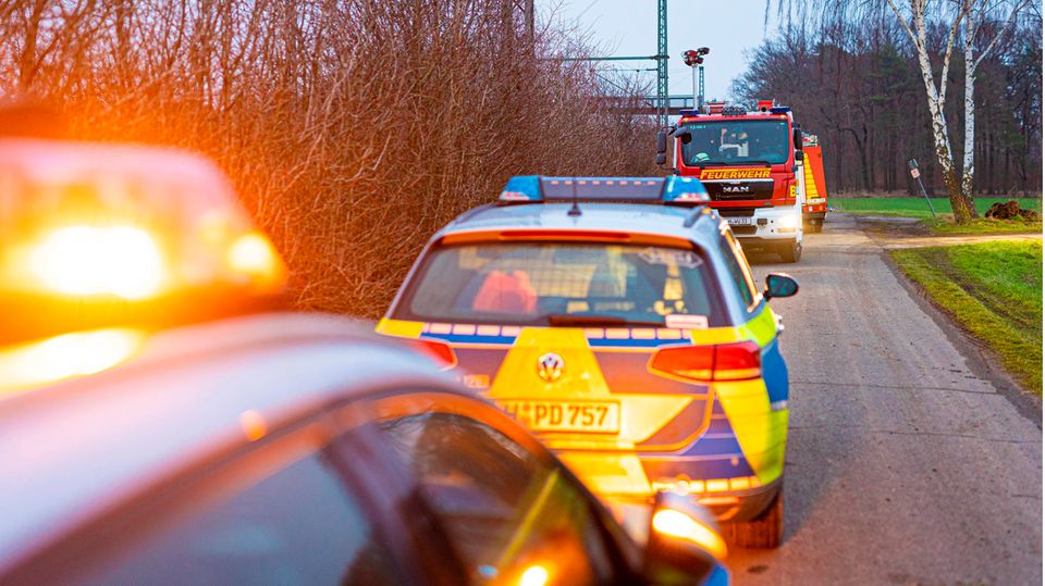 Polizei und Feuerwehr durchsuchen ein Waldstück in Wunstorf (Niedersachsen) nach dem vermissten 14-Jährigen