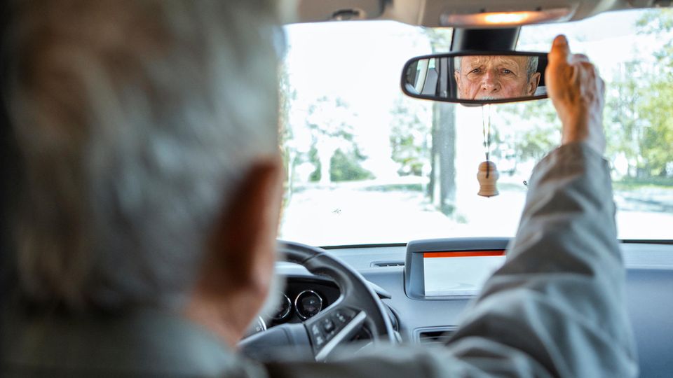Symbolbild Verkehrsgerichtstag. Ein älterer Herr sitzt im Auto