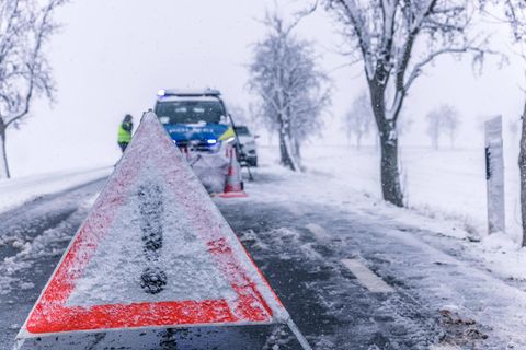 Wetter im Winter: Schnee auf einer Straße