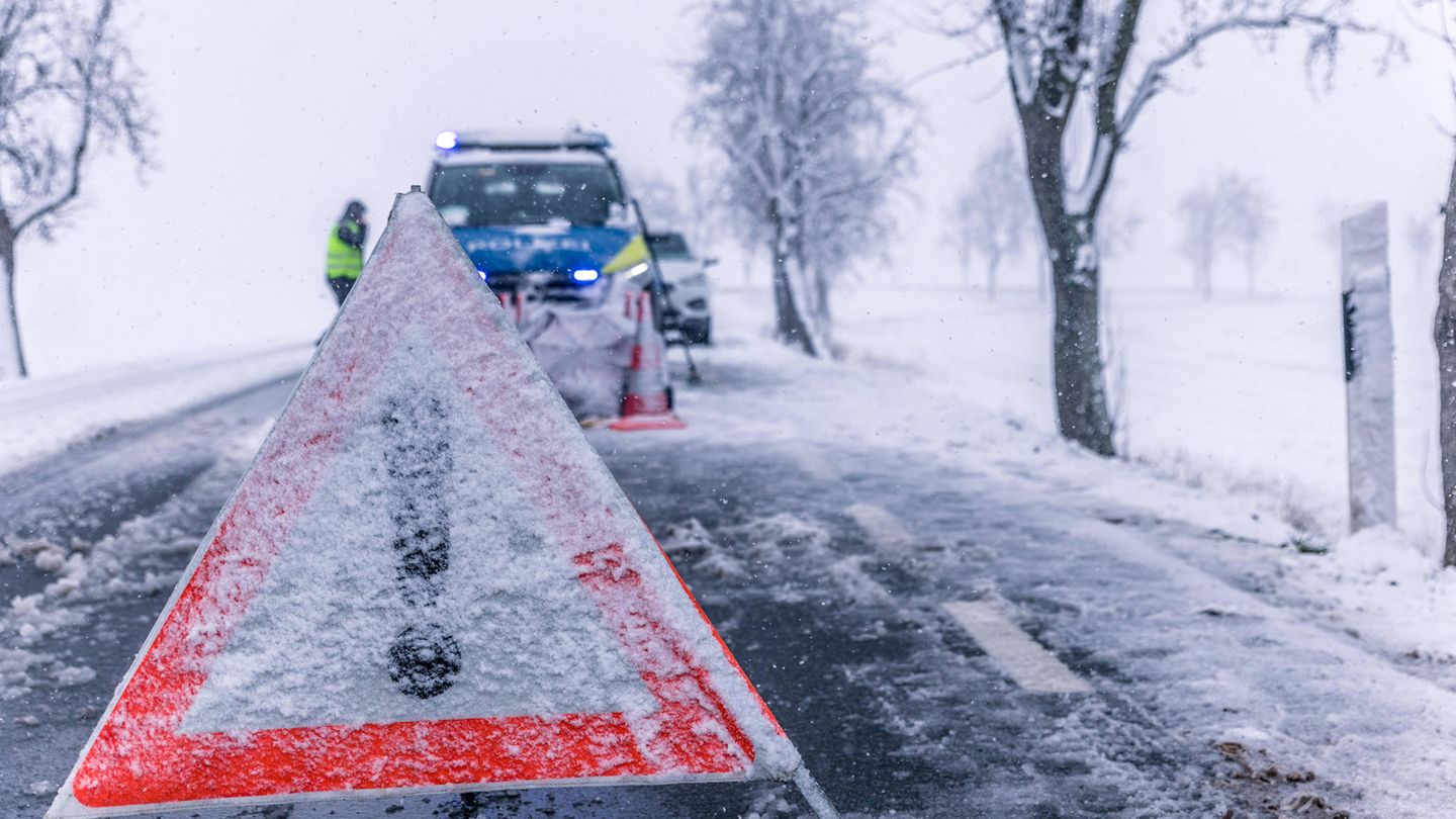 Wetter im Winter: Schnee auf einer Straße