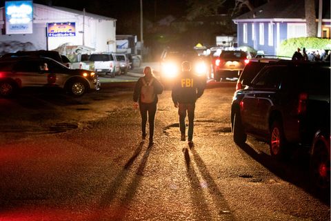 Ermittler arbeiten am Tatort einer Schießerei in Half Moon Bay in Kalifornien