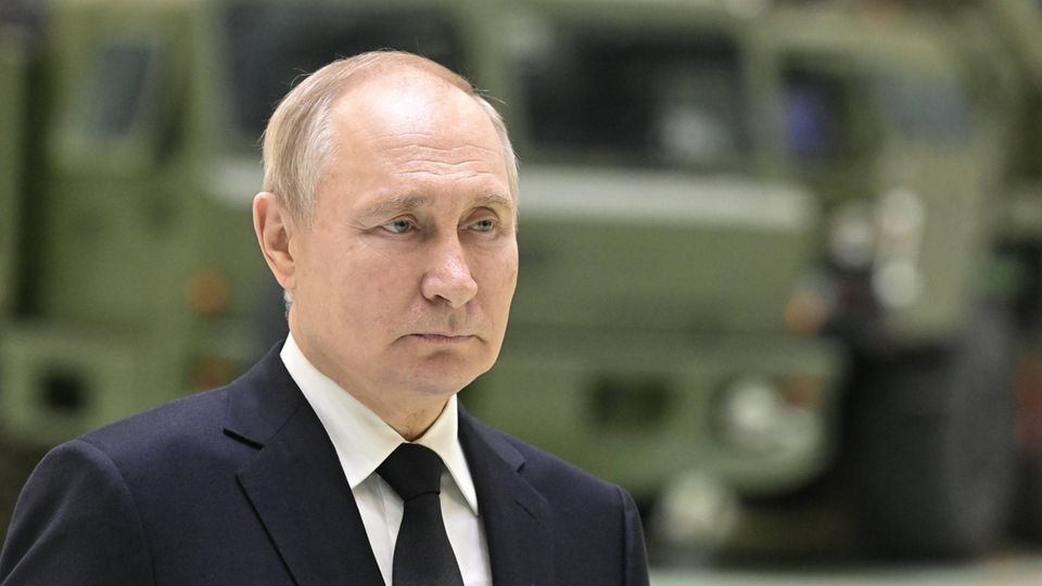 Wladimir Putin beim Besuch eines Rüstungsbetriebes