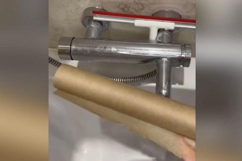 Dusche mit Backpapier reinigen