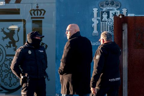 Frank Hanebuth (Mitte) auf dem Weg zur Audiencia Nacional bei Madrid. Dort muss er sich seit Ende Januar in wegen Gründung einer kriminellen Vereinigung vor, Bedrohung, illegaler Waffenbesitz und Geldwäsche verantworten.