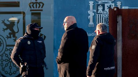 Frank Hanebuth (Mitte) auf dem Weg zur Audiencia Nacional bei Madrid. Dort muss er sich seit Ende Januar in wegen Gründung einer kriminellen Vereinigung vor, Bedrohung, illegaler Waffenbesitz und Geldwäsche verantworten.