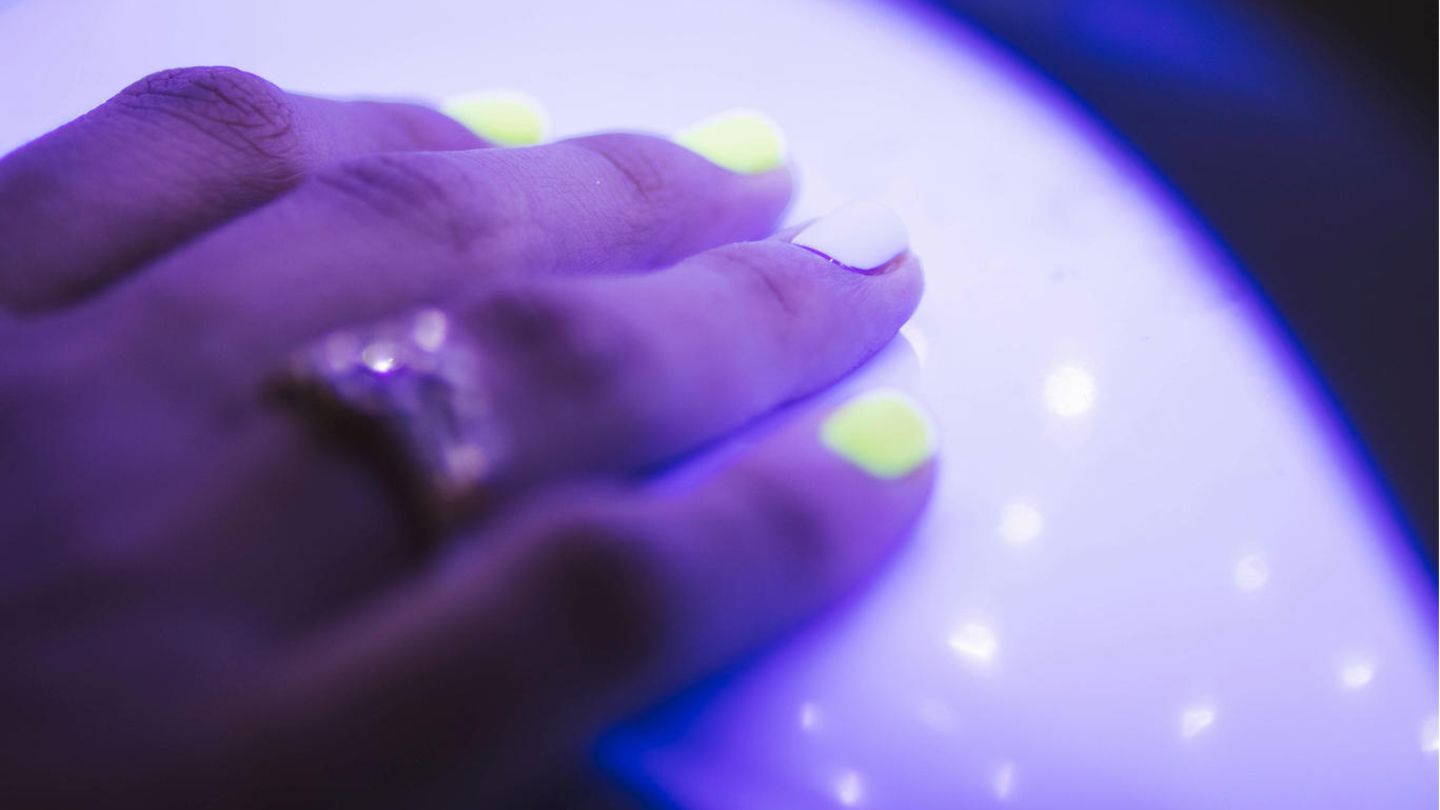 Risk of cancer from UV lamps in nail salons – study provides new information