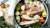 Essen: So bereiten Sie die wahrscheinlich leckerste Hühnerbrühe zu, und zwar mit den Teilen vom Huhn, die sonst wegkommen. Hier geht's zum Rezept. Premium-Hühnerbrühe