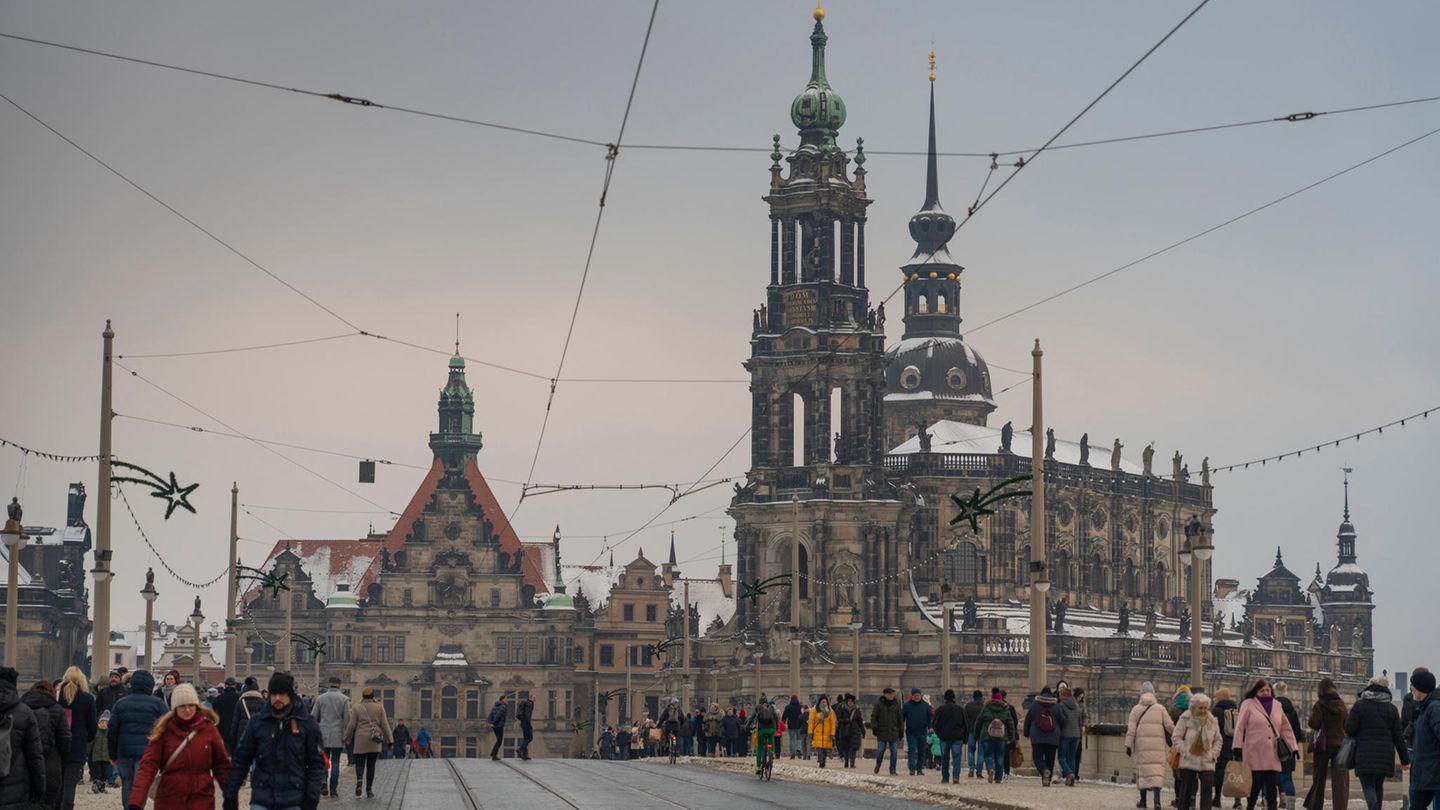 Menschen auf der Augustusbrücke über der Elbe in Dresden