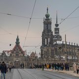 Menschen auf der Augustusbrücke über der Elbe in Dresden