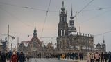 Menschen auf der Augustusbrücke über der Elbe in Dresden