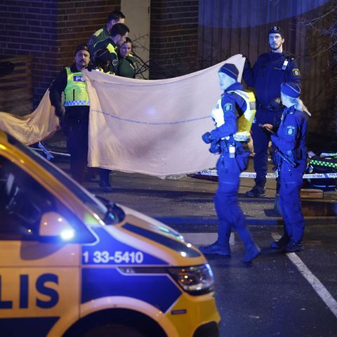 Solna, Schweden: Die Polizei steht an dem Ort, an dem ein Mann erschossen aufgefunden wurde