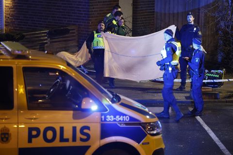 Solna, Schweden: Die Polizei steht an dem Ort, an dem ein Mann erschossen aufgefunden wurde