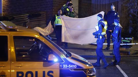 Solna, Schweden: Die Polizei steht an dem Ort, an dem ein Mann erschossen aufgefunden wurde
