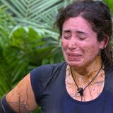 Fünf Sterne holt Jolina schließlich. Danach gibt es kein Halten mehr - die Tränen fließen in Strömen. "Ich erinnere mich an die erste Staffel, die ich damals gesehen habe und jetzt bin ich hier und ich bin einfach stolz auf mich!", sagt sie unter Schluchzen. Ihre Sterne widmet sie den bisherigen vier Dschungelcamp-Moderatoren Sonja Zietlow, Jan Köppen, Daniel Hartwich und Dirk Bach. Den fünften widmet sie sich selbst.